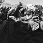 Игорь Курашов. Трудно понять, чему радуются эти два муллы, встретившиеся на городском митинге. Октябрь, 1986 г. Серебряно-желатиновая печать. 424х598. Ф-10/Кш