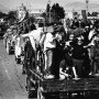 Игорь Курашов. В составе колонн уходящих советских войск расположились автомобили с журналистами всех мировых агенс. Октябрь, 1986 г.