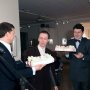  Виталий Хрульков вручает торт арт-директору ГФК Ярославу Амелину